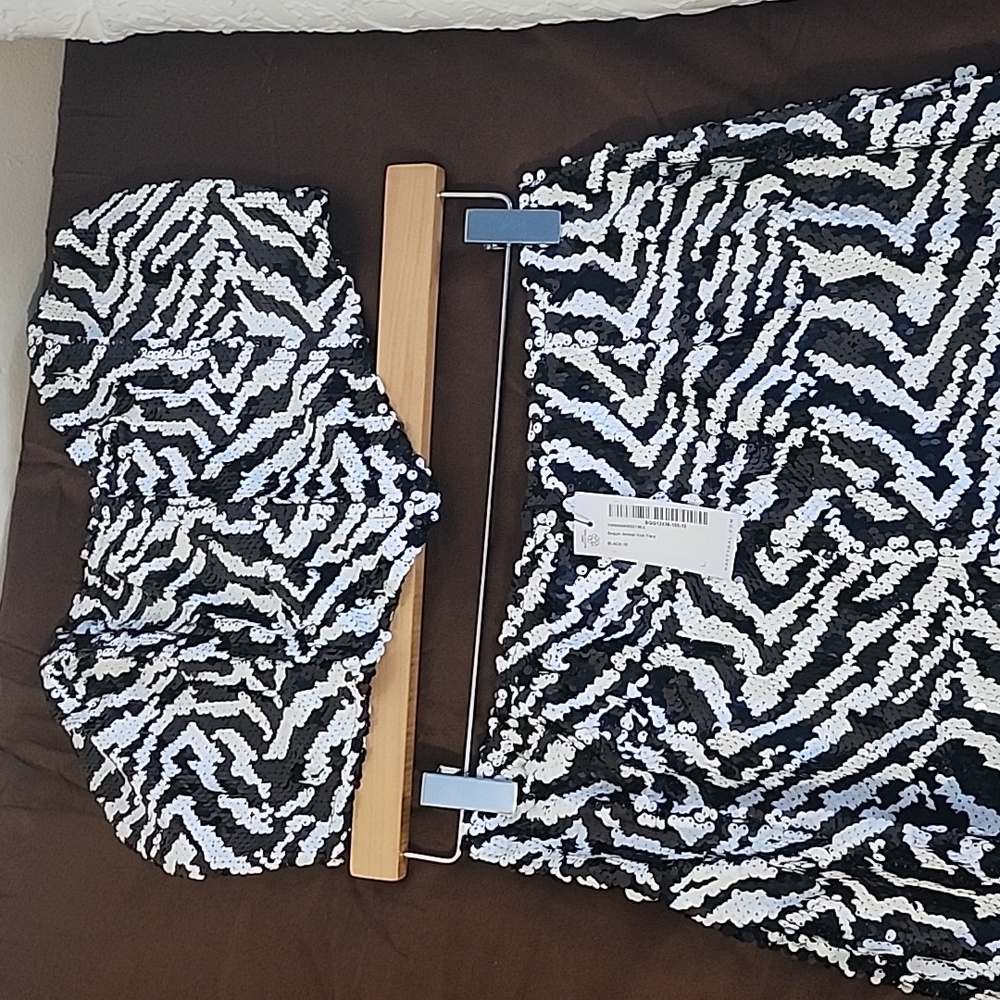 Black and white sequence stretch pants set.